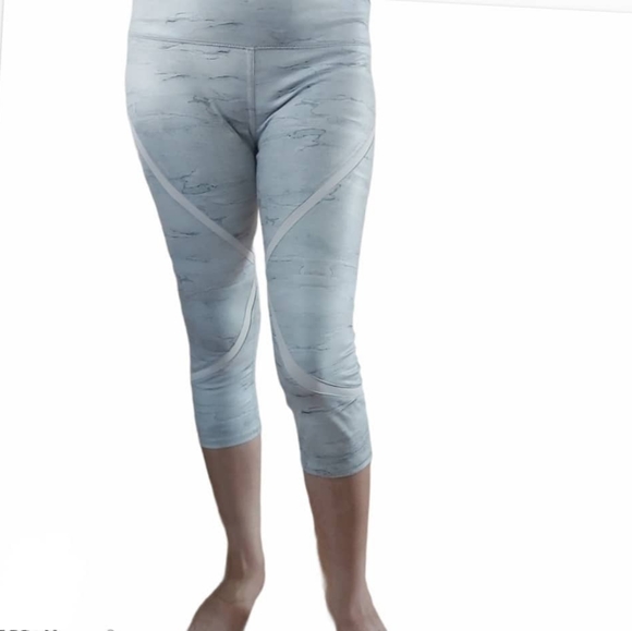 ALO Yoga whisper Capri legging . - Picture 13 of 16